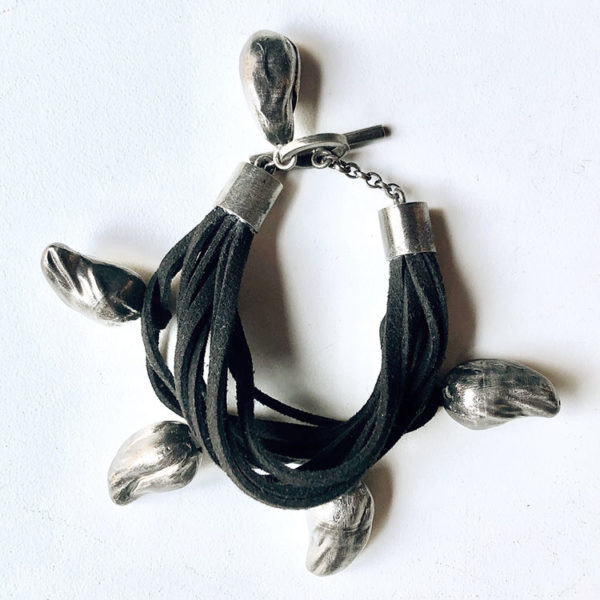 pulseira castanha solta