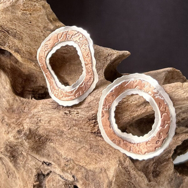 brinco tarraxa bordado richelieu